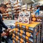 Uno de los cinco operadores prepara un pedido