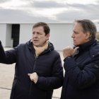 Alfonso Fernández Mañueco y Carlos García Carbayo en el puerto seco de Salamanca.