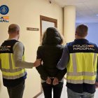 Dos agentes de la Policía Nacional deteniendo a una persona.