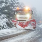 Una máquina quitanieves despeja la carretera de acceso a la Peña de Francia, en la provincia de Salamanca, tras las nevadas registradas en la zona.