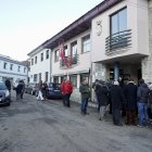 Reunión entre la Comisión de Fiestas de Villamanín y los vecinos premiados con el gordo de la Lotería de Navidad