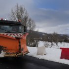 Una maquina quitnieves realiza trabajos de limpieza en la carretera.