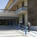 Acceso a la residencia de la Junta de Fuentes Blancas, donde una de las afectadas sacó la plaza a la que la Administración le obligó a renunciar.