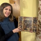 Charo García posa con el Tríptico del Zarzoso