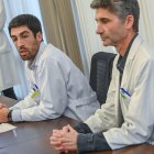 El gerente del Hospital Universitario de Burgos, Carlos Cartón (I), y el jefe del servicio de Oncología del HUBU, Enrique Lastras (D) en la rueda de prensa