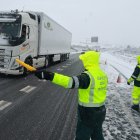 La guardia Civil embolsa camiones en la A-66, entre Guijuelo y Bejar (Salamanca)