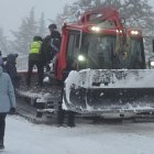 Servicios de emergencia durante la evacuación en la estación de esquí de La Pinilla en Segovia.