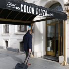 Un cliente llega al hotel Colón Plaza de Valladolid en una imagen de archivo