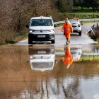 Las intensas lluvias caídas en las últimas horas han provocado el corte de varias carreteras en Ciudad Rodrigo (Salamanca), debido al desbordamiento de agua en la calzada.