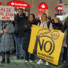Los candidatos a las Cortes por León, Nuria Rubio y Benjamín Fernández, en la concentración celebrada frente al Ayuntamiento de León