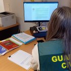 Guardia Civil frente a un ordenador, en una imagen de archivo