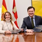 La consejera de Educación, Rocío Lucas, y el director territorial de CaixaBank en Castilla y León, Gerardo Cuartero