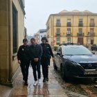 El acusado de homicidio en grado de tentativa tras agredir en febrero de 2023 a un portero de discoteca en Ponferrada, a su entrada a la Audiencia Provincial de León.