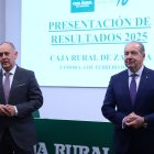 El presidente de Caja Rural Zamora, Nicanor Santos, y el director general, Cipriano García, durante la intervención