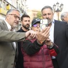 Carlos Pollán y Santiago Abascal, en una imagen de archivo en Segovia junto a un simpatizante de VOX.