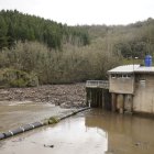 Maleza y troncos acumulados junto a la presa de Montearenas en el río Boeza en Ponferrada debido al temporal de lluvias