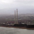Momento en el que se produce la explosión y caen las chimeneas de la térmica Compostilla II.-ICAL