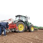 Dos personas preparan la siembra de girasol en Castilla y León en una imagen de archivo
