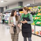 Dos empleadas de la empresa de supermercados Mercadona