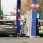 Panel de precios de los carburantes en una estación de servicio en Valladolid, ayer.