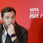 Óscar Puente, durante un desayuno informativo junto a Carlos Martínez en Soria.