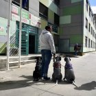 Animales de compañía a las puertas de un colegio electoral debido a la prohibición de acceso de los mismos