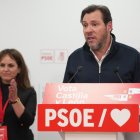 Óscar Puente junto con Patricia Gómez Urbán en la sede del PSOE.