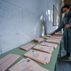 Una persona elige papeleta en un colegio electoral de Burgos.