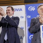 Alfonso Fernández Mañueco y Francisco Vázquez en un acto de partido.