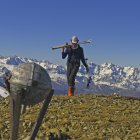 Un montañero alcanza la cumbre del Pico Lezna con los Picos de Europa al fondo