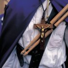 Un cofrade de Medina de Rioseco se prepara para la procesión: tradición, esfuerzo y simbolismo en cada detalle
