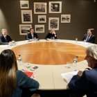 Reunión entre el PP y el PSOE de Castilla y León, con Alfonso Fernández Mañueco y Carlos Martínez al frente.