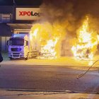 Arden 6 camiones en un incendio en una empresa de transportes de Benavente