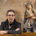 El hermano mayor de la Seráfica, Eufemio Dosuna, en la parroquia de San Benito, frente a dos de los pasos que sacan el Jueves Santo: la Virgen de los Dolores de Montagut y el Santísimo Cristo de la Agonía de Damián Villar
