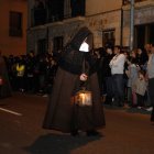 La luz tenue de los faroles y las capas pardas crean la atmósfera única que define el momento más sobrecogedor de la Semana Santa de Zamora