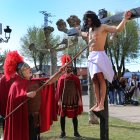 La Cofradía Penitencial de la Santa Cruz recorre el municipio este Jueves Santo.