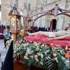 Acto del Desenclavo de Cristo en el transcurso de la Procesión del Santo Cristo del Desenclavo de la Semana Santa de León.