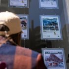 Una persona observa los anuncios en el escaparate de una inmobiliaria