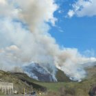 Medios aéreos y terrestres trabajan en la extinción de un incendio en Busdongo de Arbás (León)