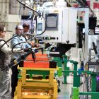 Trabajadores en la fábrica de carrocerías de Renault en Valladolid