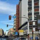 La alta densidad de semáforos en este tramo de León obliga a constantes paradas en pocos metros