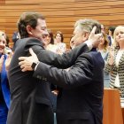 Alfonso Fernández Mañueco abraza a Francisco Vázquez tras ser elegido presidente de las Cortes.