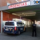 Un coche de la Policía Nacional en la puerta de urgencias del hospital de Zamora
