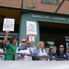 La plataforma OncoBierzo celebra su concentración mensual ante la sede de la Junta en Ponferrada para reclamar mejoras sanitarias en la comarca del Bierzo