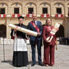 León acoge la tradicional ceremonia de Las Cabezadas, que este año enfrenta al abad del Cabildo de san Isidoro, Luis García, y a la concejala de Comercio,