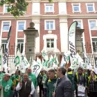Concentración de CSIF para exigir el cumplimiento del pago de los sábados a todas las categorías de los trabajadores de SACyL, y una regulación equitativa del tiempo del solape entre los profesionales afectados