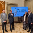 El concejal Ángel Fernández (i), el alcalde, Carlos García Carbayo; la fundadora de Gastroactitud, Julia Pérez Lozano, y el presidente de la Diputación, Javie Iglesias (d).