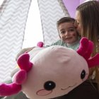 El pequeño Javi Gallo, de seis años, convive desde su nacimiento con la enfermedad conocida como piel de mariposa.