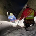 Momento del rescate en el pico Almanzor. 

Los hechos se remontan a las 20.06 horas del sábado 16 de mayo cuando se informó de la caída de este montañero por una de las laderas del pico Almanzor sin conseguir localizarle. El gestor del 1-1-2 realizó una multiconferencia con Emergencias Sanitarias-Sacyl, que se encargó de realizar una primera valoración y de indicar al alertante lo que debía hacer hasta que llegaran los servicios de emergencia.

CASTILLA Y LEÓN ESPAÑA EUROPA ÁVILA SOCIEDAD
JCYL