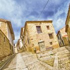 Las calles de piedra y el ritmo pausado forman parte del encanto de algunos pueblos de montaña de Soria, donde el tiempo parece avanzar más despacio.